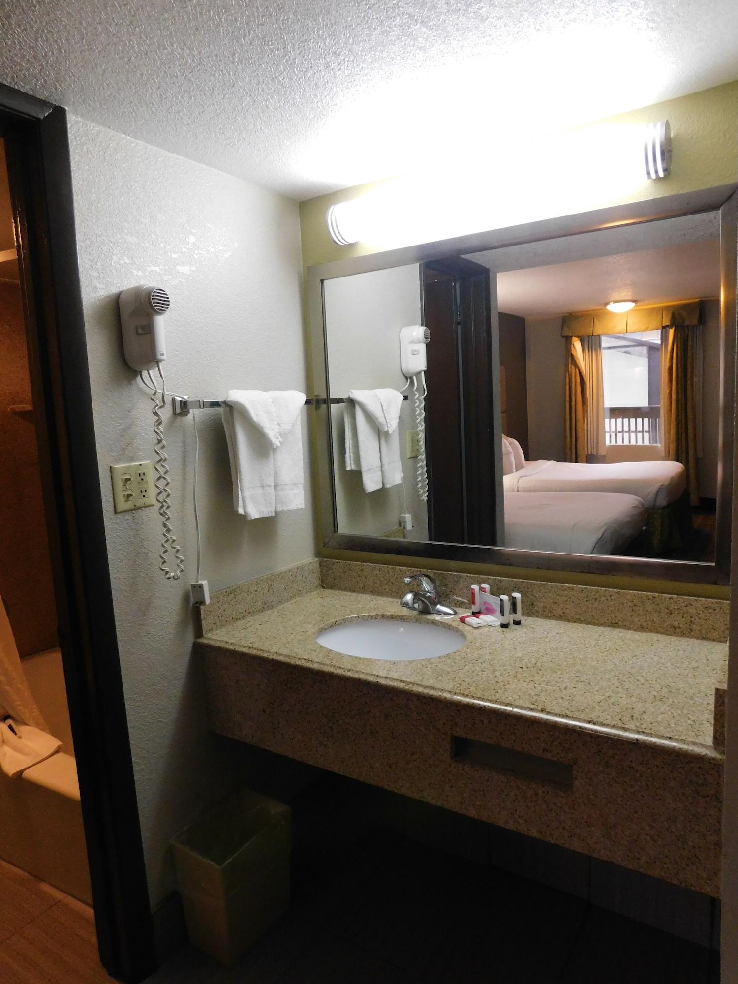Hotel Days & By Wyndham Downtown Parkway