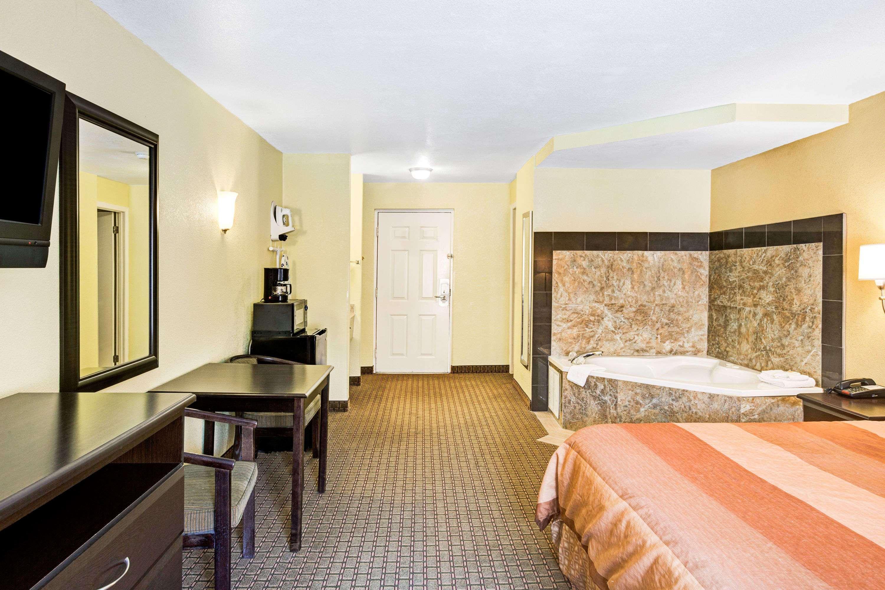 Hotel Days & By Wyndham Downtown Parkway Gatlinburg