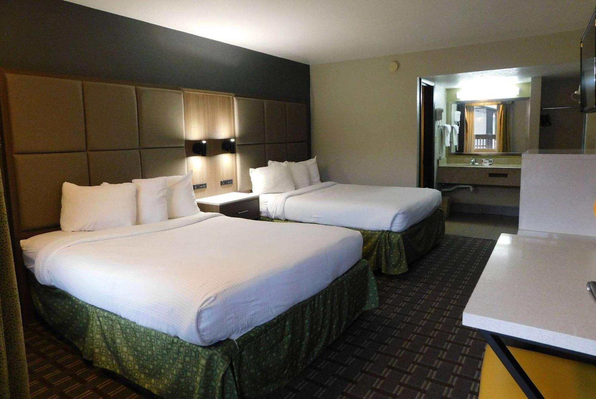 Hotel Days & By Wyndham Downtown Parkway